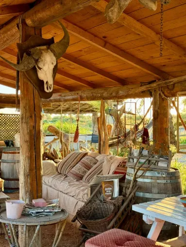 Après une belle promenade à cheval dans notre belle camargue, nous vous offrons un petit plus un apéro tapas, Saintes-Maries-de-la-Mer, Promenade à Cheval La Cavale